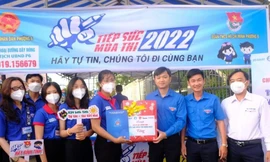 Bí thư Trung ương Đoàn thăm sinh viên tình nguyện tại Cà Mau