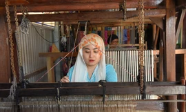 Phát triển kinh tế du lịch gắn với nghề dệt truyền thống của đồng bào Chăm 