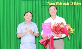 Ban Thường vụ Tỉnh ủy Đồng Tháp trao quyết định về công tác cán bộ