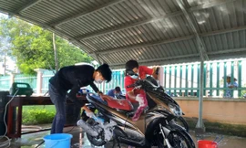 Đoàn viên thanh niên rửa xe gây quỹ mua vắc xin phòng COVID - 19 