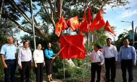 Trao 5.000 lá cờ Tổ quốc cho người dân Cần Thơ