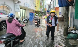 Cần Thơ ngập sâu, người dân vất vả di chuyển sau cơn mưa cuối ngày