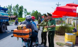 Xúc động hình ảnh công an và đoàn thanh niên tiếp sức người dân về quê đón Tết