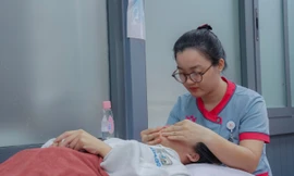 Hai bệnh nhi bị liệt mặt vì... ngủ không đúng cách