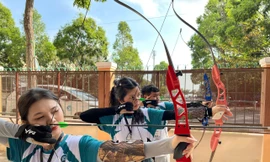 Bạn trẻ hào hứng trải nghiệm bắn cung tại Cần Thơ