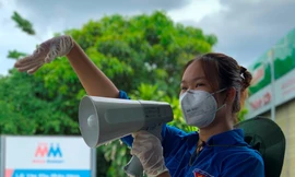 Trương Kim Ngân làm nhiệm vụ tại chốt khai báo y tế