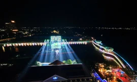 Hàng nghìn người đổ về bến Ninh Kiều xem màn nhạc nước lung linh 