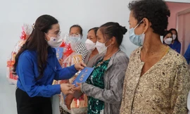 Chị Trang tặng quà cho người dân