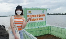 Độc đáo chiếc thuyền làm từ 2.500 chai nhựa giữa sông Hậu