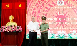 Khen thưởng nóng lực lượng điều tra vụ án vượt biên sang Campuchia