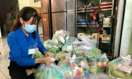 Cô gái nhỏ nhắn năng nổ với các hoạt động phòng chống dịch, giúp đỡ bà con khó khăn