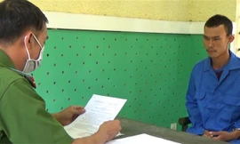 Gã đàn ông nhẫn tâm châm cao su đốt con riêng 2 tuổi của vợ