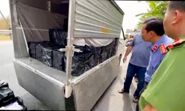 Gặp cảnh sát, tài xế chở thuốc lá lậu nhảy sông tẩu thoát