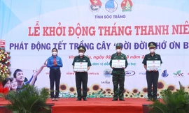 Trao lá cờ tổ quốc cho đồn biên phòng