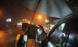 Tình nguyện viên dầm mưa chống dịch COVID-19