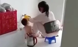 Xác minh clip nhân viên trường mầm non nhồi thức ăn cho trẻ 