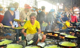 An Giang: Thiền viện đỏ lửa từ sáng đến tối, đúc bánh xèo miễn phí cho phật tử