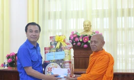 Anh Nguyễn Hải Minh tặng quà