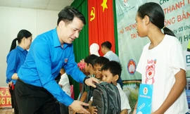 Trung ương Đoàn tặng nước sạch cho người dân vùng hạn mặn Sóc Trăng