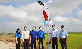 Tặng đèn năng lượng