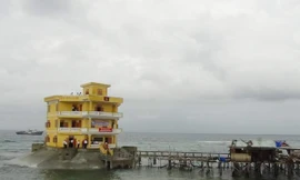 Nhà nổi trên đảo Đá Tây