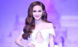 Hotgirl Kelly: sau cằm lệch là đến ngực nhân tạo?