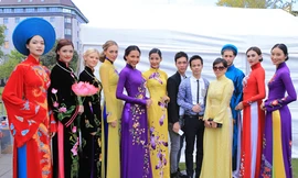 Dàn mẫu Việt đẹp lung linh với áo dài trên đất Anh