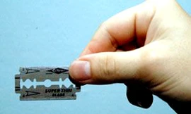 Rạch nát mặt bạn vì ghen