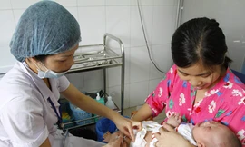 Tìm nơi kiểm định 2 lô vắc-xin 'tử thần'