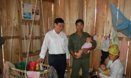 Đại diện Ngân hàng BIDV thăm gia đình một thanh niên (ở Sốp Cộp - Sơn La) vừa được nhận nhà theo Nghị quyết 30a