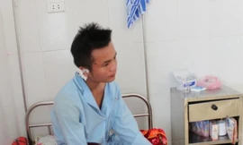 Nạn nhân Lê Đình Phúc đang điều trị phục hồi. Ảnh: Hoàng Lam