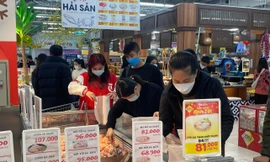 Hàng hóa rầm rộ giảm giá trước Tết