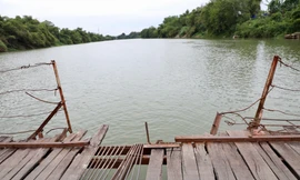 Thấp thỏm nhìn người dân liều mình qua cây cầu phao cũ kỹ tại Thái Nguyên