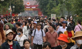 Biển người về Đền Hùng