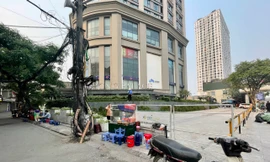 Hà Nội: Toà nhà 'Cung vua' quây vỉa hè, chặn đường của người đi bộ