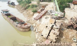 Trục vớt những con tàu chìm, vô chủ dưới chân cầu tại Yên Bái