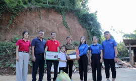 Trao nhu yếu phẩm và tiền hỗ trợ của bạn đọc đến các hộ bị sạt nhà tại Bắc Kạn