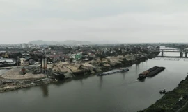 Ai chịu trách nhiệm gần 40 cảng lậu kiêm trạm trộn bê tông ken đặc bờ sông Cầu?