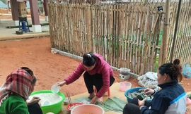 Người dân Làng Nủ quây quần gói bánh chưng đón Tết 