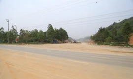 Đường đầy đất cát ở thành phố Yên Bái có chỗ dọn, chỗ không