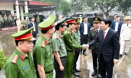 Chủ tịch nước Lương Cường thăm và tặng quà công an Phú Thọ