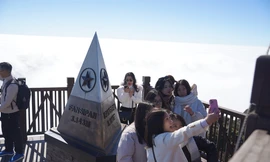 Du khách nô nức săn mây, check-in đỉnh Fansipan 