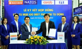 Lễ ký kết hợp đồng đầu tư mua 100 máy pha màu tự động.