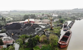 Đã rõ sai phạm, vì sao các bến không phép quy mô lớn bên sông Cầu vẫn hoạt động? 