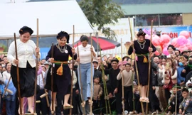 Hàng nghìn người tham gia lễ hội cầu may