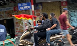 Khách Tây đầu trần, phóng xe máy trên đường phố Hà Nội