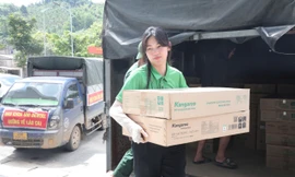 Tập đoàn Kangaroo kết hợp với báo Tiền Phong trao bếp gas, nồi cơm điện, quạt tích điện đến đồng bào Lào Cai