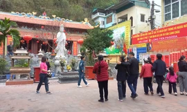 Hình ảnh người Hạ Long thư thái đi chùa, xin chữ ngày cuối nghỉ Tết