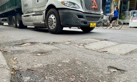 Nguy hiểm rình rập trên con đường nham nhở ở Hà Nội