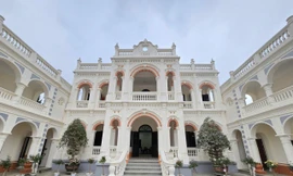 Diện mạo dinh thự 'vua Mèo' trên đỉnh cao nguyên trắng sau trùng tu